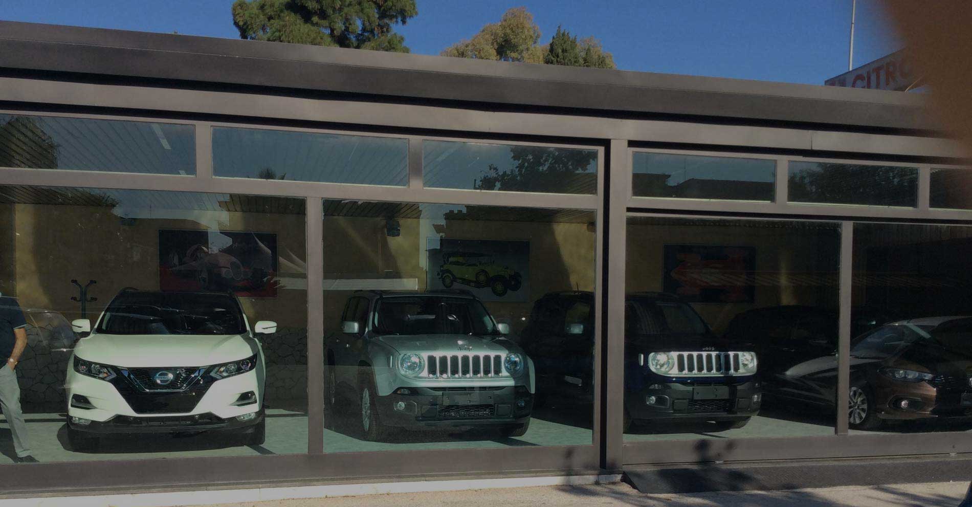 Vetrina dello showroom Mariauto con auto in esposizione